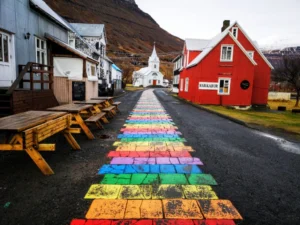 Zajímavost Islandu: duhová islandská cesta s krásným červeným islandským barákem